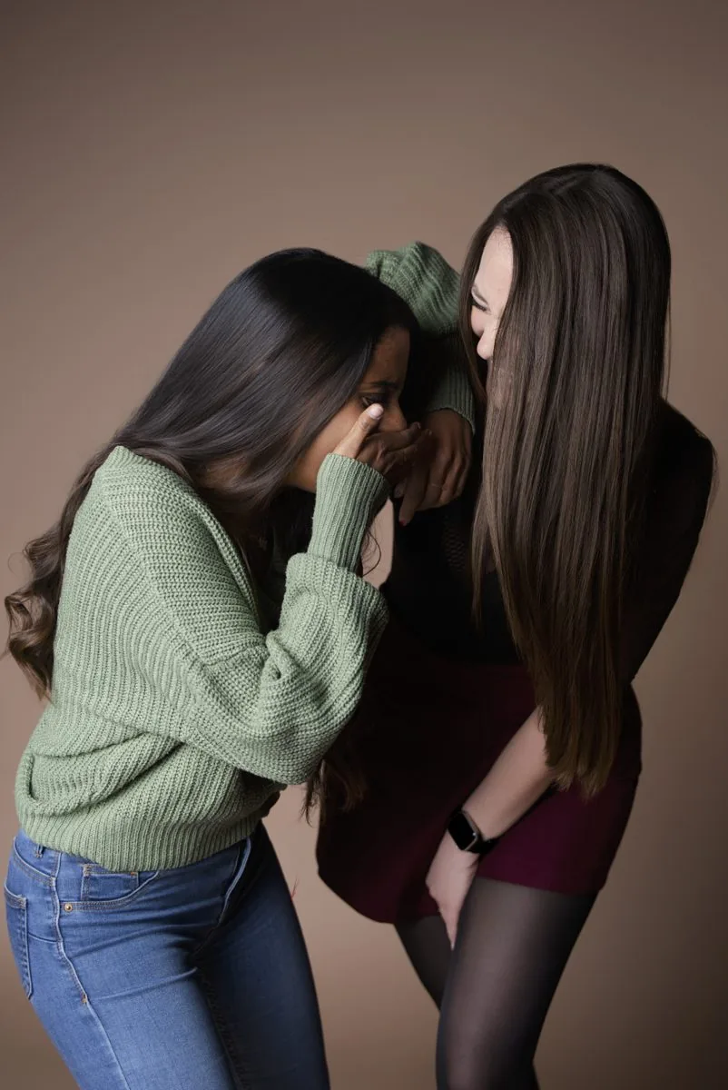 Deux amies en fou rire au studio