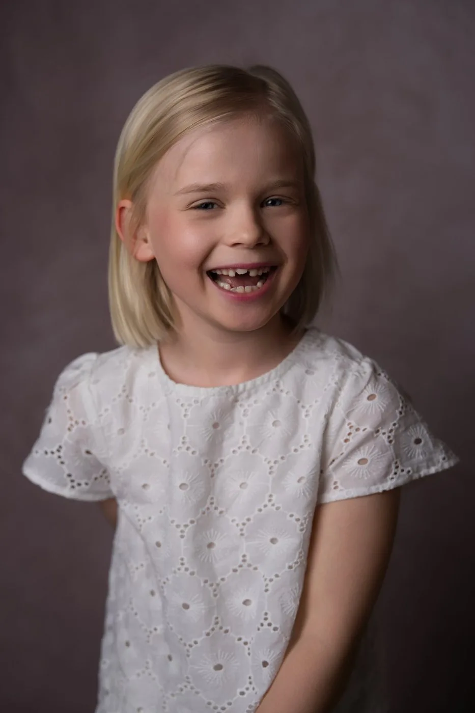 Charlotte en blouse brodée qui éclate de rire
