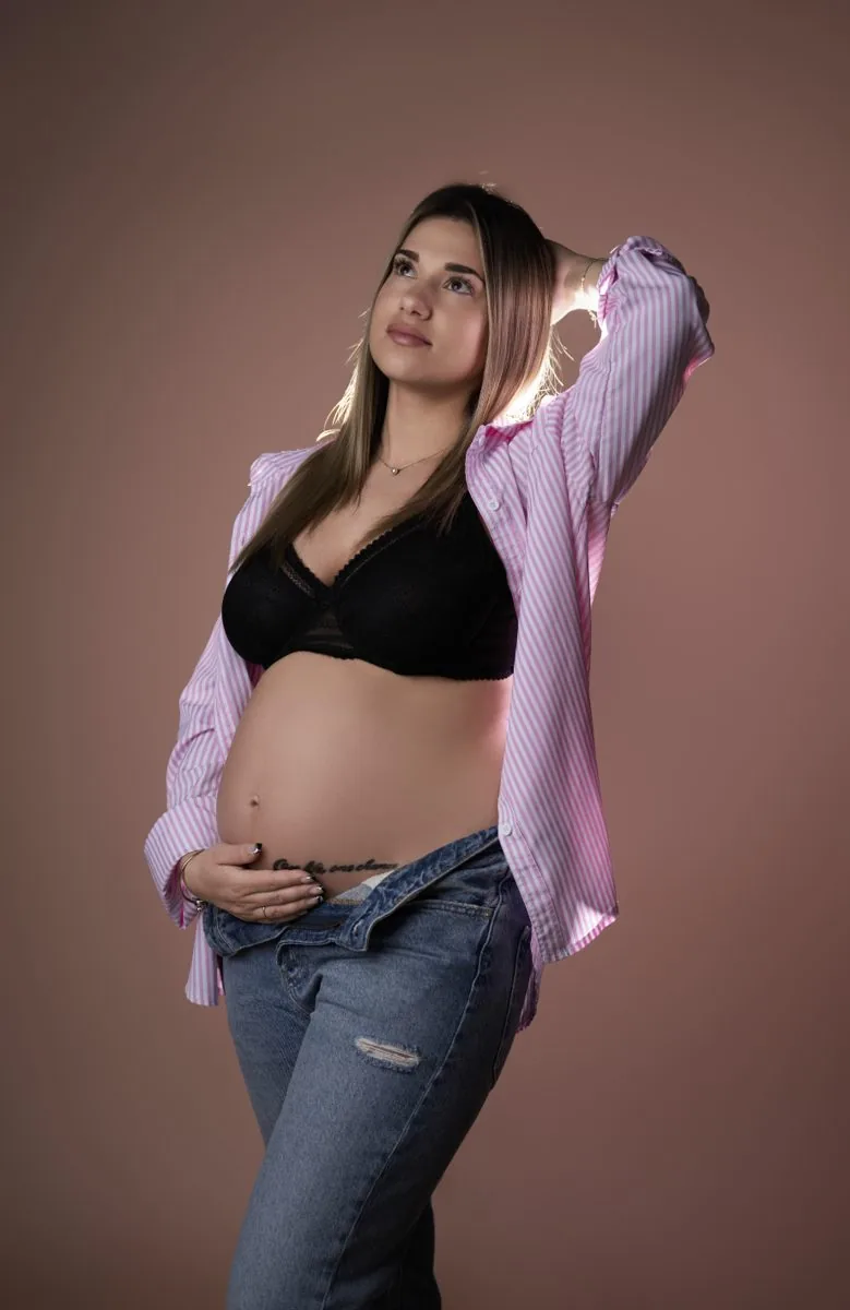 Future maman en chemise rayée rose et jean