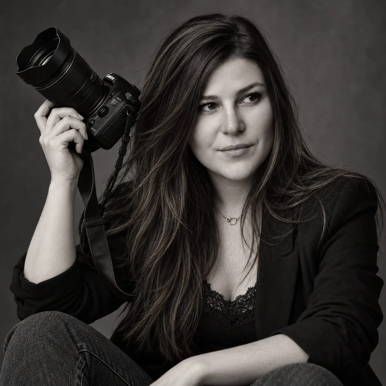 Pauline, photographe de Pawup Studio, appareil photo à la main