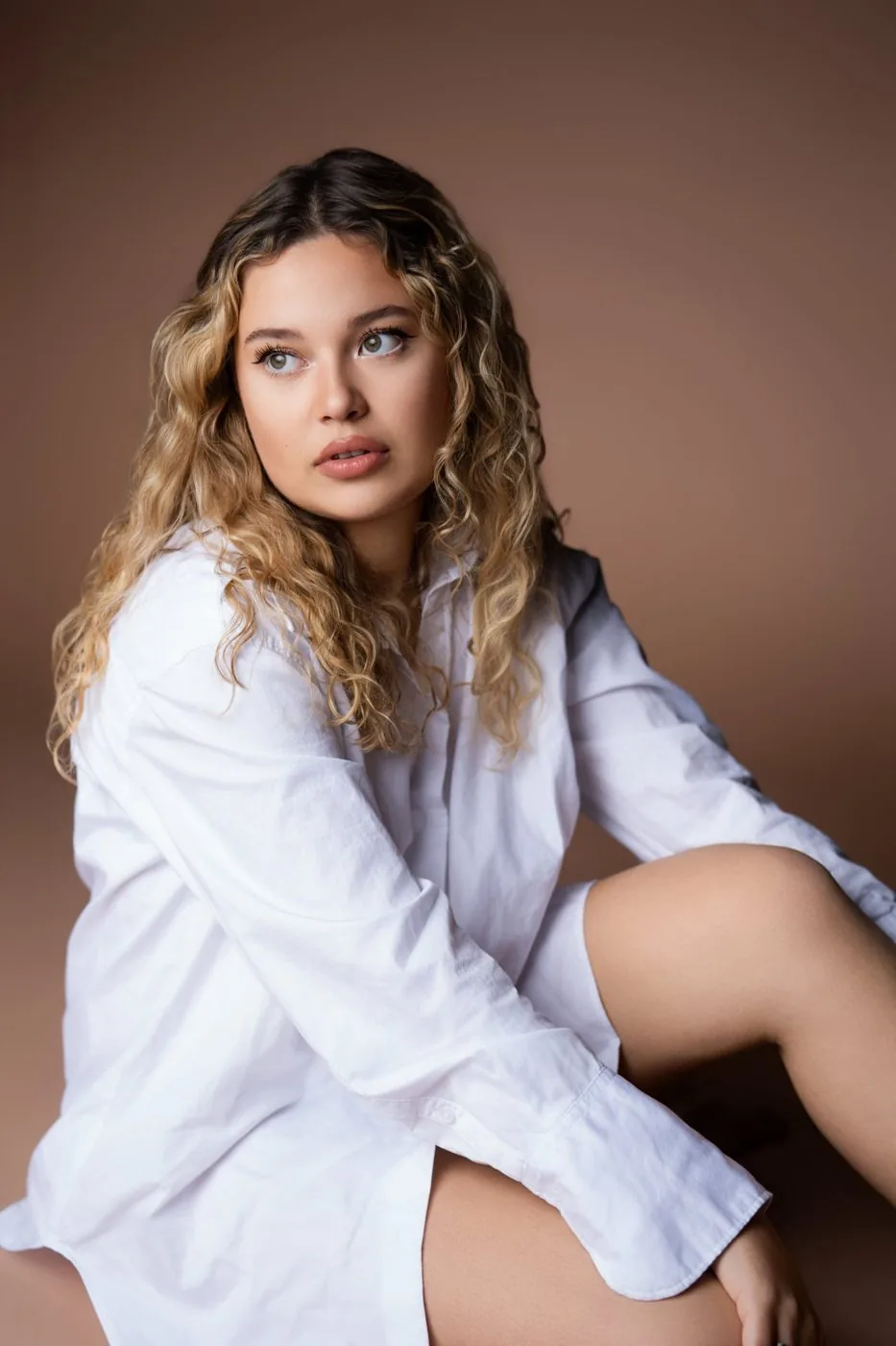 Portrait en chemise blanche, regard de côté