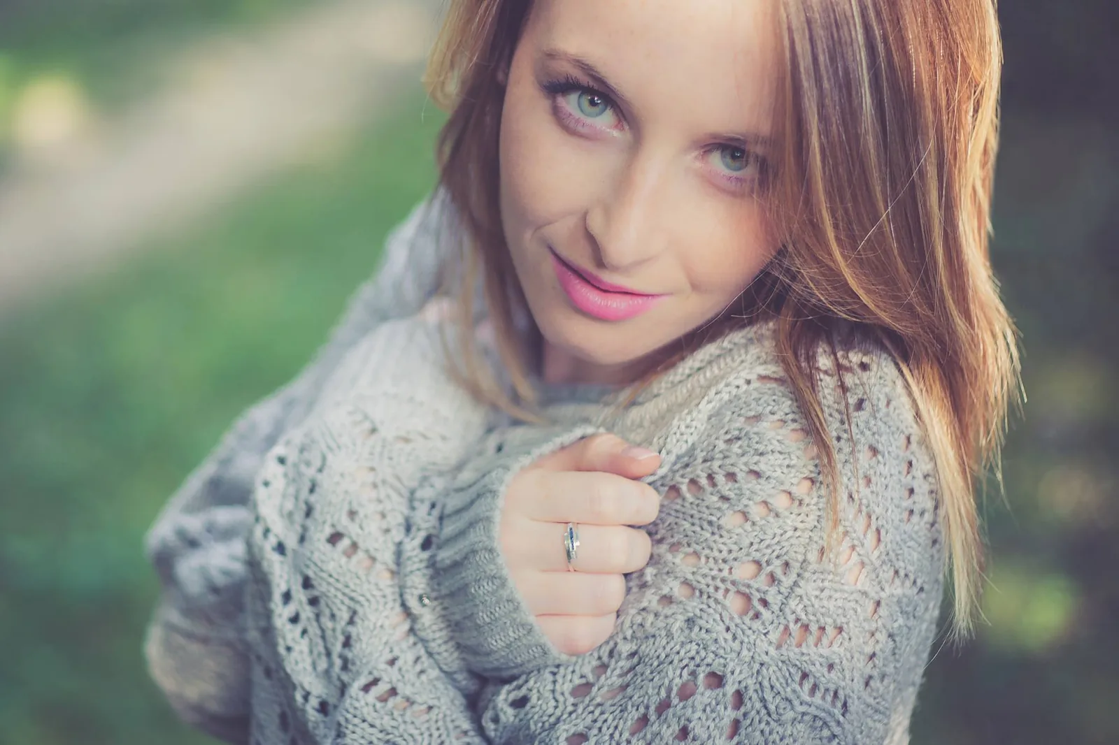 Regard en coin, pull en maille grise