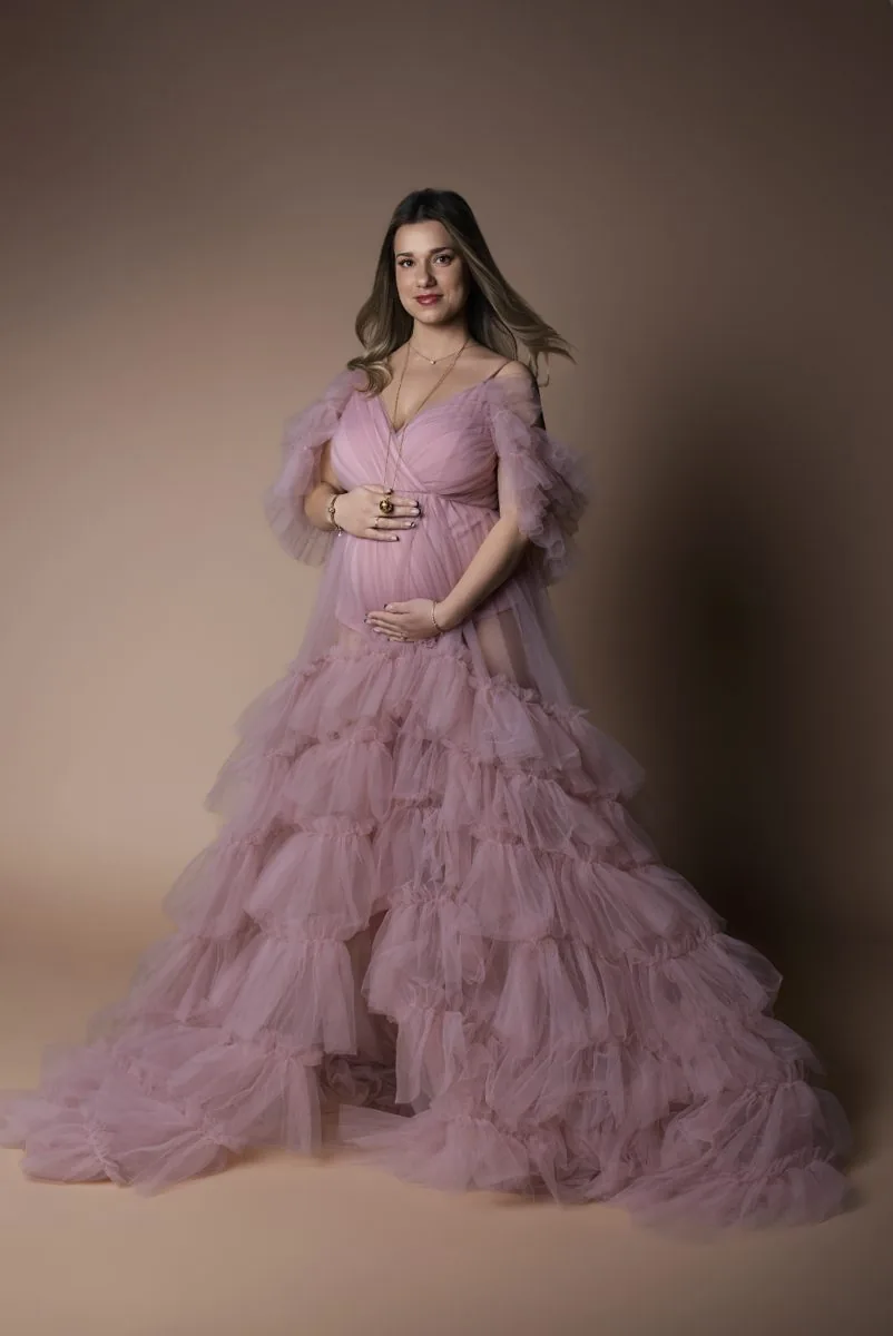 Future maman en robe de tulle rose à volants