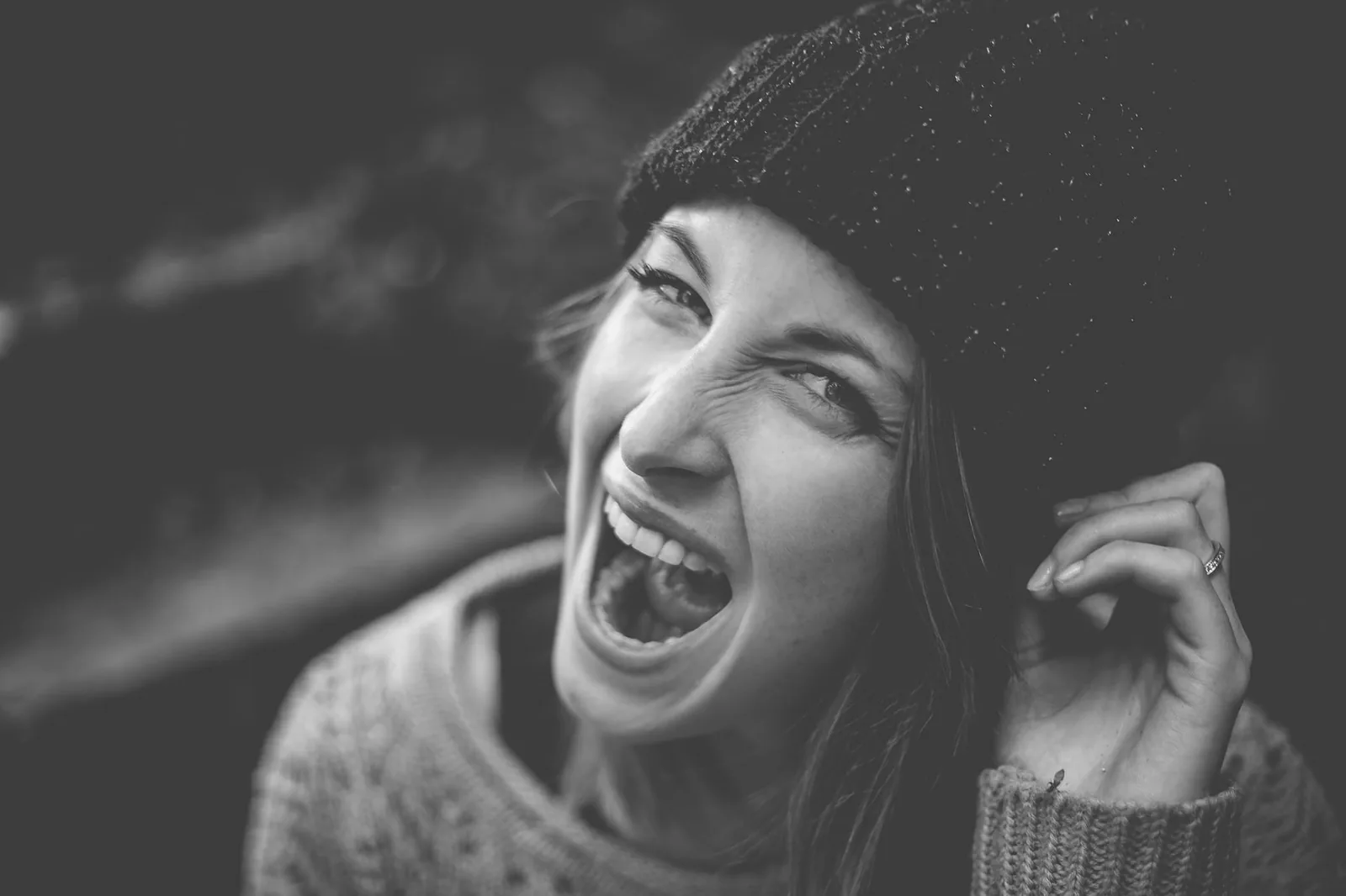 Éclat de rire en noir et blanc, bonnet en laine