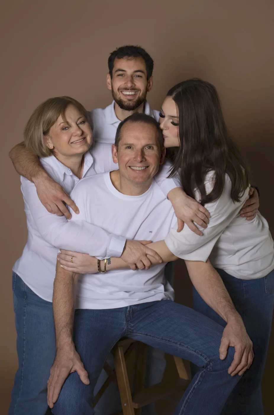 Grande famille réunie au studio, embrassades et sourires