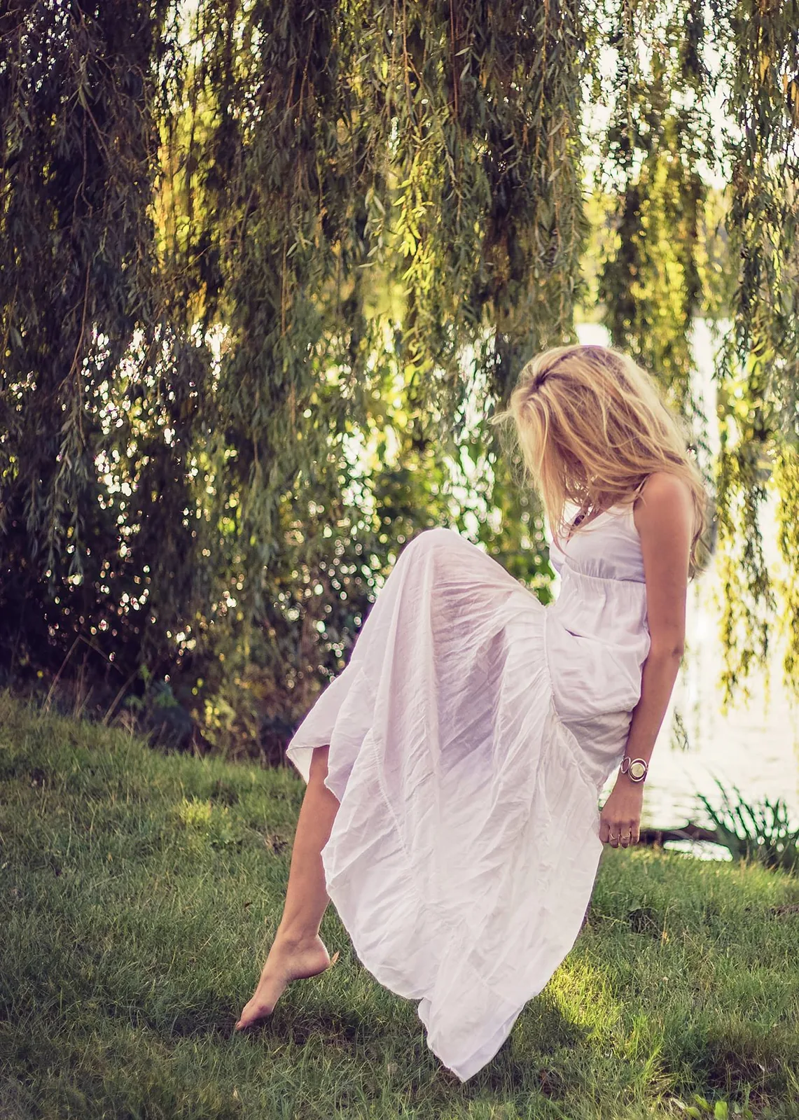 Robe blanche sous un saule pleureur
