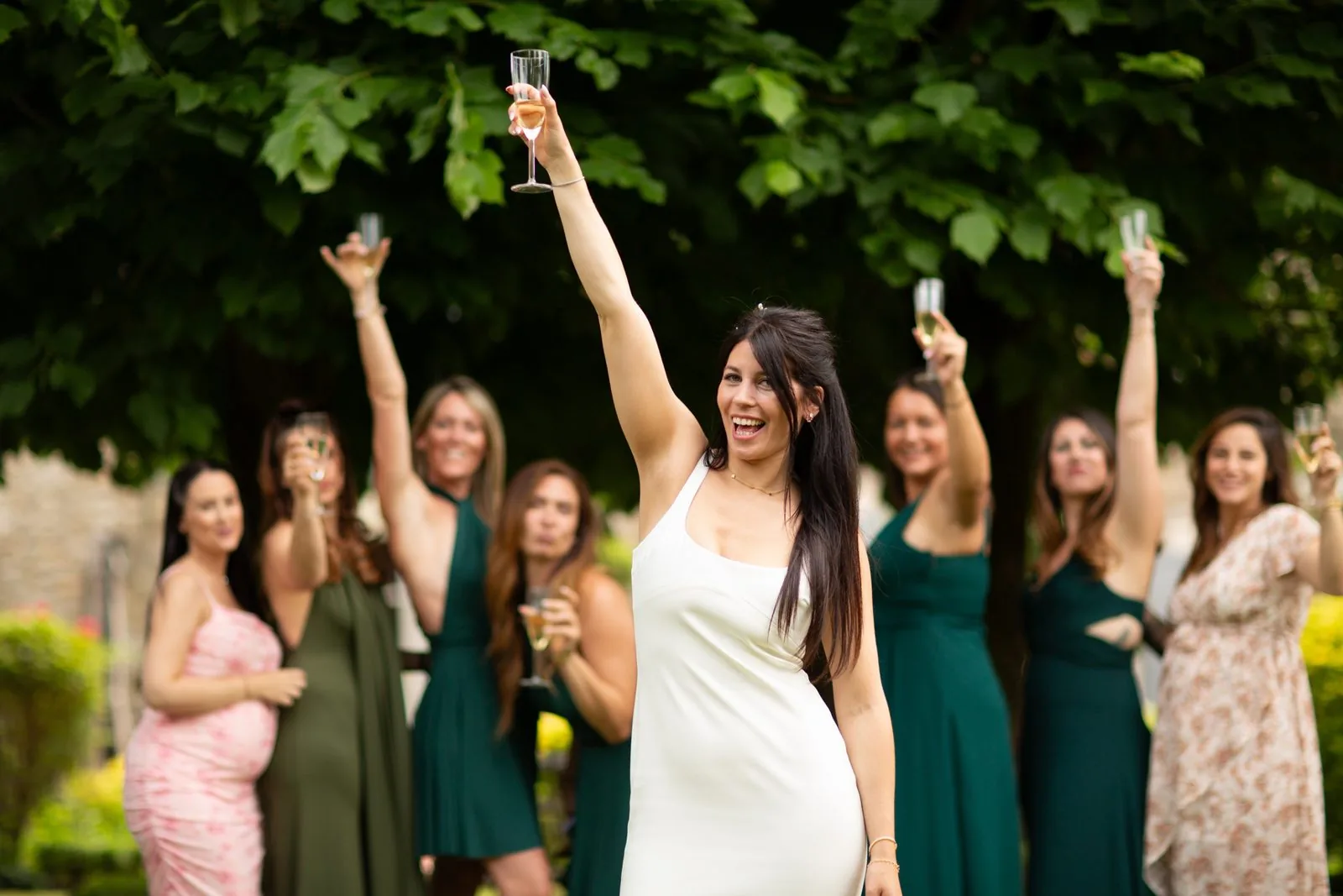 La mariée et ses amies lèvent leur verre pendant le cocktail