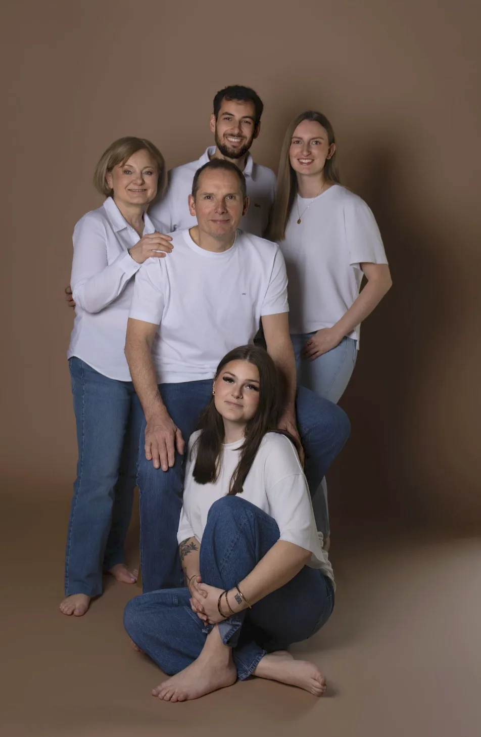 Portrait de famille, cinq adultes en blanc et jean
