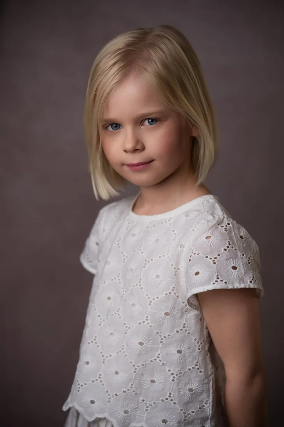 Portrait de Charlotte en blouse brodée blanche