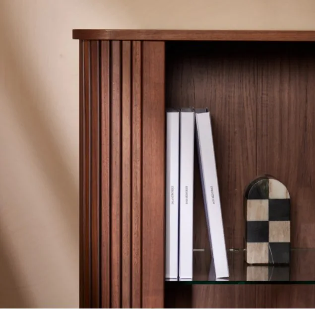Albums photo rangés sur une étagère en bois